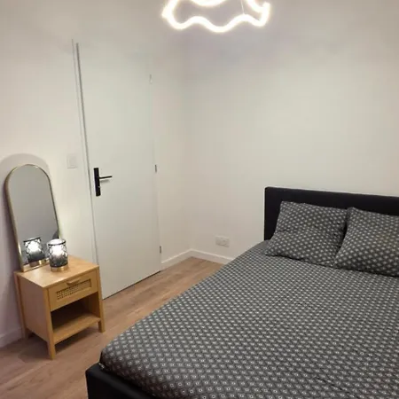 Le Magnifique, 15 Personnes, Garage, 3 Minutes A Pied Du Sanctuaire Et Gare Appartement *